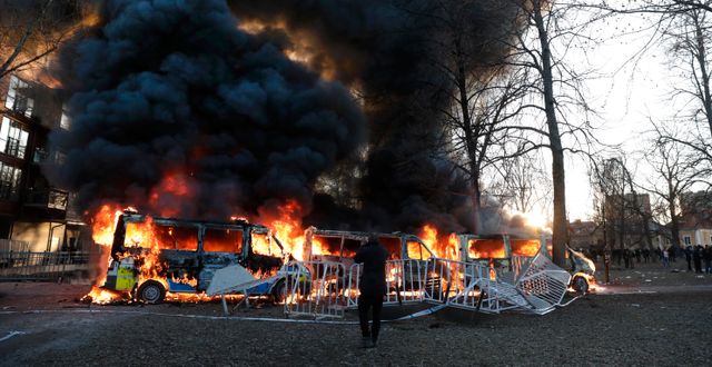 Polisfordon brinner under upploppen i Örebro. Kicki Nilsson/TT