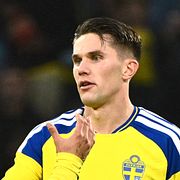 Alexander Isak och Yasin Ayari gratulerar Sveriges Viktor Gyökeres.