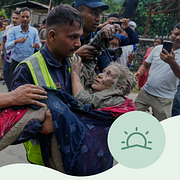 En kvinna som räddats ur rasmassorna i Nepal.