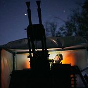 En ukrainsk luftförsvarssoldat gör sig redo att avvärja en rysk drönarattack i Kyjiv den 19 september.