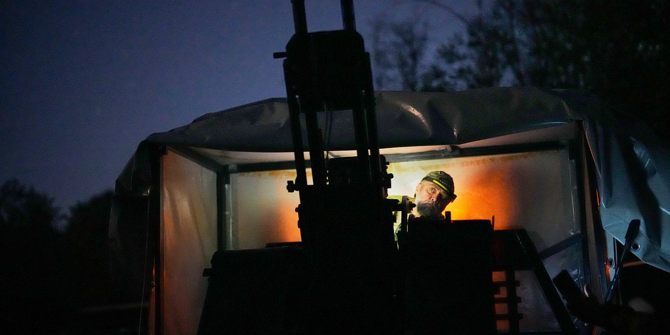 En ukrainsk luftförsvarssoldat gör sig redo att avvärja en rysk drönarattack i Kyjiv den 19 september.