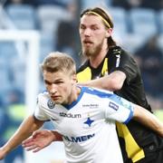  Hammarbys Bjørn Paulsen klänger på Norrköpings Sebastian Andersson. 