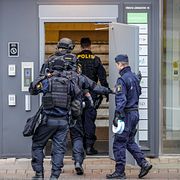 Poliser utanför vårdkliniken. Arkivbild.