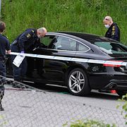 Polis på Hyllievångsvägen efter att den skottskadade mannen hittats. Han dog senare på sjukhus. 