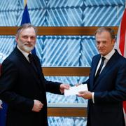 Storbritanniens EU-ambassadör Tim Barrow lämnar över brevet till Donald Tusk.