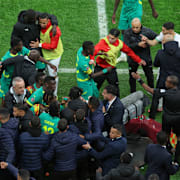 Spelare ryker ihop under matchen mellan Senegal och Marocko.