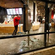 Krossade rutor på en snabbmatsrestaurang i Rotterdam.