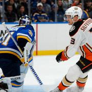 Anaheims Jakob Silfverberg till höger. St Louis Blues Chad Johnson till vänster.