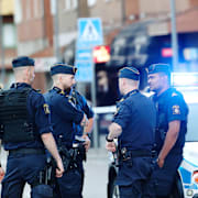 Polisens avspärrningar på den plats i centrala Helsingborg där flera personer skadats i en skottlossning under lördagskvällen.  