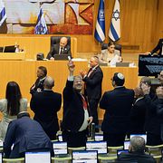 Jubel i parlamentet när lagen klubbades.