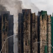 Släckningsarbete i lägenhetskomplexet.