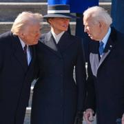 President Donald Trump, Melania Trump och Joe Biden innan installationen av Trump i januari.