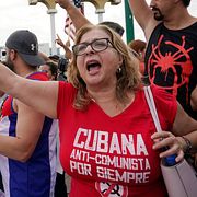 Runt 1,6 miljoner exilkubaner bor i USA, varav en majoritet i Florida. Två tredjedelar av dem uppges rösta på Republikanerna.