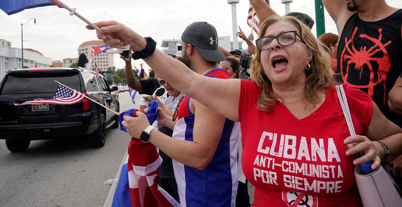 Runt 1,6 miljoner exilkubaner bor i USA, varav en majoritet i Florida. Två tredjedelar av dem uppges rösta på Republikanerna.