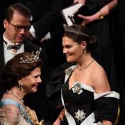 Drottning Silvia, prins Daniel och kronprinsessan Victoria under ceremonin i Konserthuset.