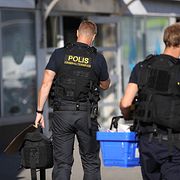 Polis på plats efter att en lägenhet har blivit beskjuten i Malmö. Skytten ska ha stått i trapphuset och skjutit in genom lägenhetsdörren.