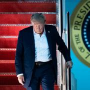 President Donald Trump lämnar Air Force One efter återkomsten till Washington DC.