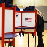 En person lägger sin röst i folkomröstningen.