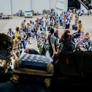 Evakuering.  Arron Hoare / AP/ Royal Navy