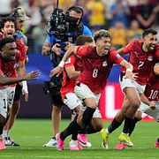Egyptens spelare firar efter straffavgörandet.