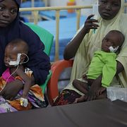 Barn som lider av akut undernäring får behandling på ett sjukhus i Sokoto i nordvästra Nigeria den 16 juli.