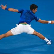 Novak Djokovic slår med ett konstslag under semifinalen mot Lucas Pouille