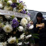 Fans hedrar Kobe Bryant i Los Angeles.