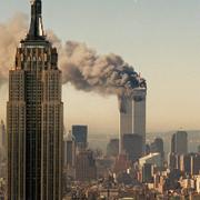 Arkivbild: World Trade Center på Manhattan i lågor efter terrorattackerna