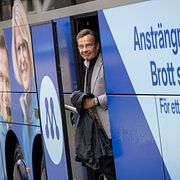 Statsminister Ulf Kristersson (M) är på bussturné i Skåne. Här anländer han i Kivik på onsdagen.