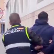 En stillbild ur en video från gripandet som lagts upp på X av spanska polisen.  
