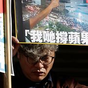 En aktivist i Taiwan demonstrerar mot Jimmy Lais dom.