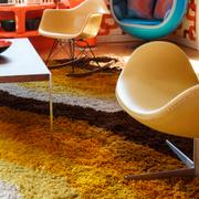 Arkivbild. Till höger ett samlarexemplar fåtöljen Svanen av Arne Jacobsen.