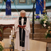 Komminister Ingela Älvskog under ceremonin och en bild utanför kyrkan där människor samlats. 