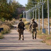 Två ryska soldater patrullerar i den ockuperade Donbas-regionen i september 2025.
