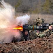 Arkivbild från 15 februari 2022: Ukrainska soldat avfyrar en NLAW under en övning i Donetsk. 