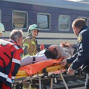Räddningsarbetare hjälper en skadad civilperson efter den ryska drönarattacken mot en tågstation i Dnipro. Bilden kommer från den ukrainska räddningstjänsten.