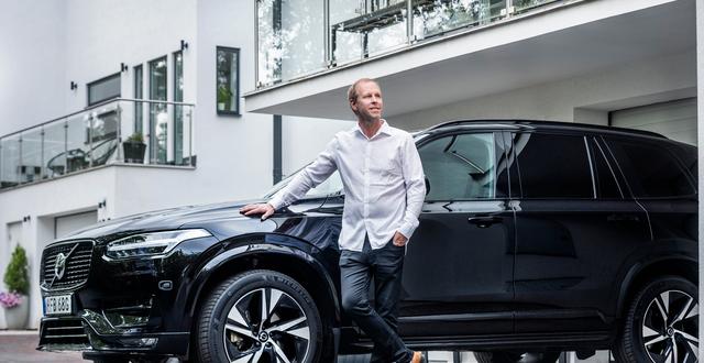 Patrik Norberg står framför sin helsvarta Volvo XC90 som han sedan en tid tillbaka leasar genom Volvo Selekt med Business Lease.  Johan Strindberg