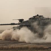 En israelisk stridsvagn i närheten av Gaza på fredagen. 
