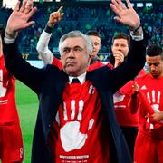 Tränaren Carlo Ancelotti jublar tillsammans med laget.