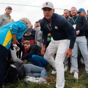 Brooks Koepka efter att hans slag träffat en kvinnlig åskådare.