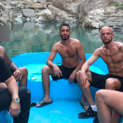 Poya Shafie i mitten. Till vänster sitter Foxtrot-ledaren Rawa Majid och till höger sitter Elias Bäck som beskrivs som en av Majids närmaste allierade.