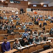 Varannan lärare i gymnasieskolan och var tredje i grundskolan saknar behörighet, och det finns ett behov av 70 000 nya lärare de närmaste fem åren.