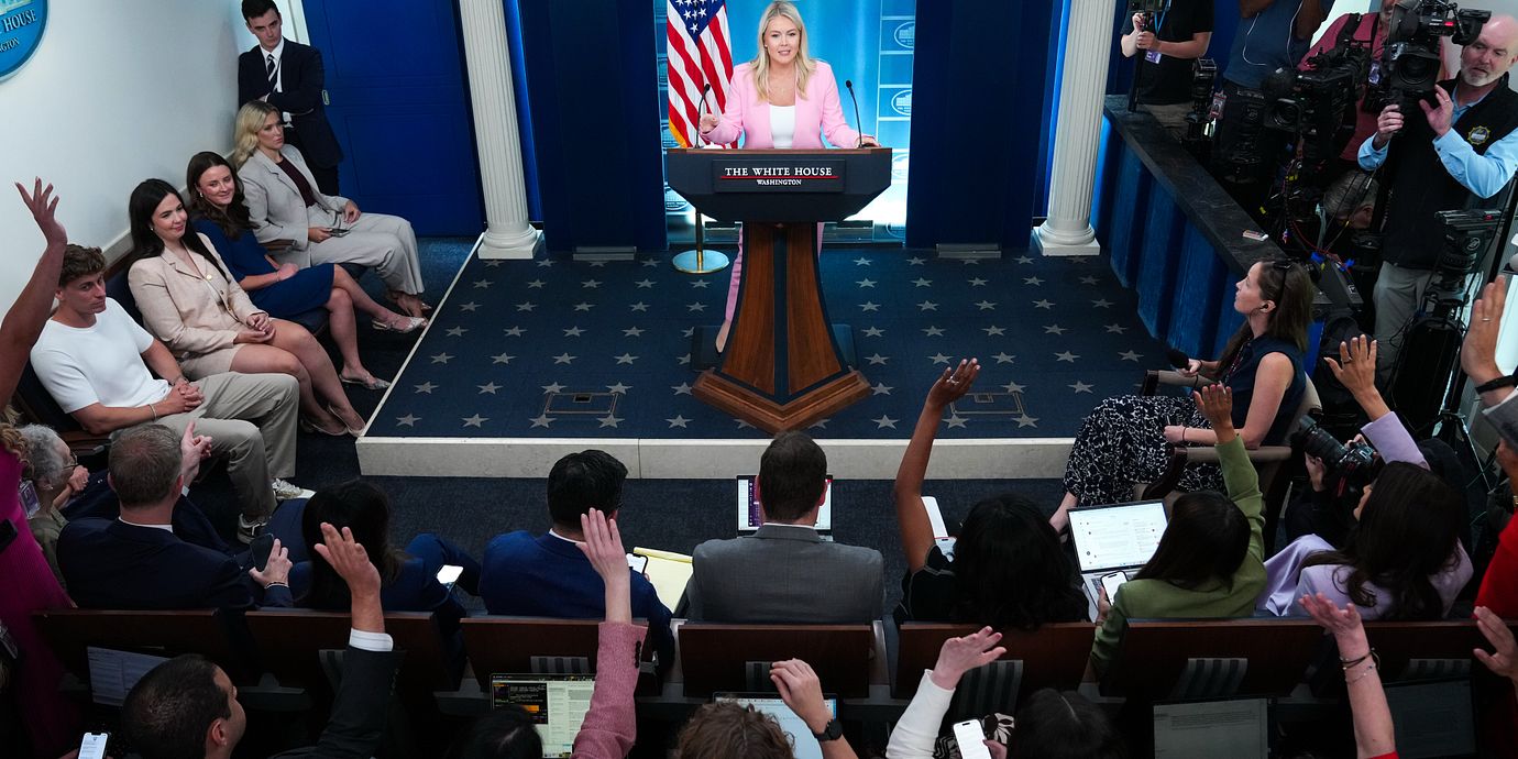 Vita husets presstalesperson Karoline Leavitte i pressrummet.