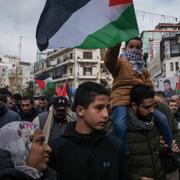 Palestinska demonstranter på gatorna i Ramallah på Västbanken. 