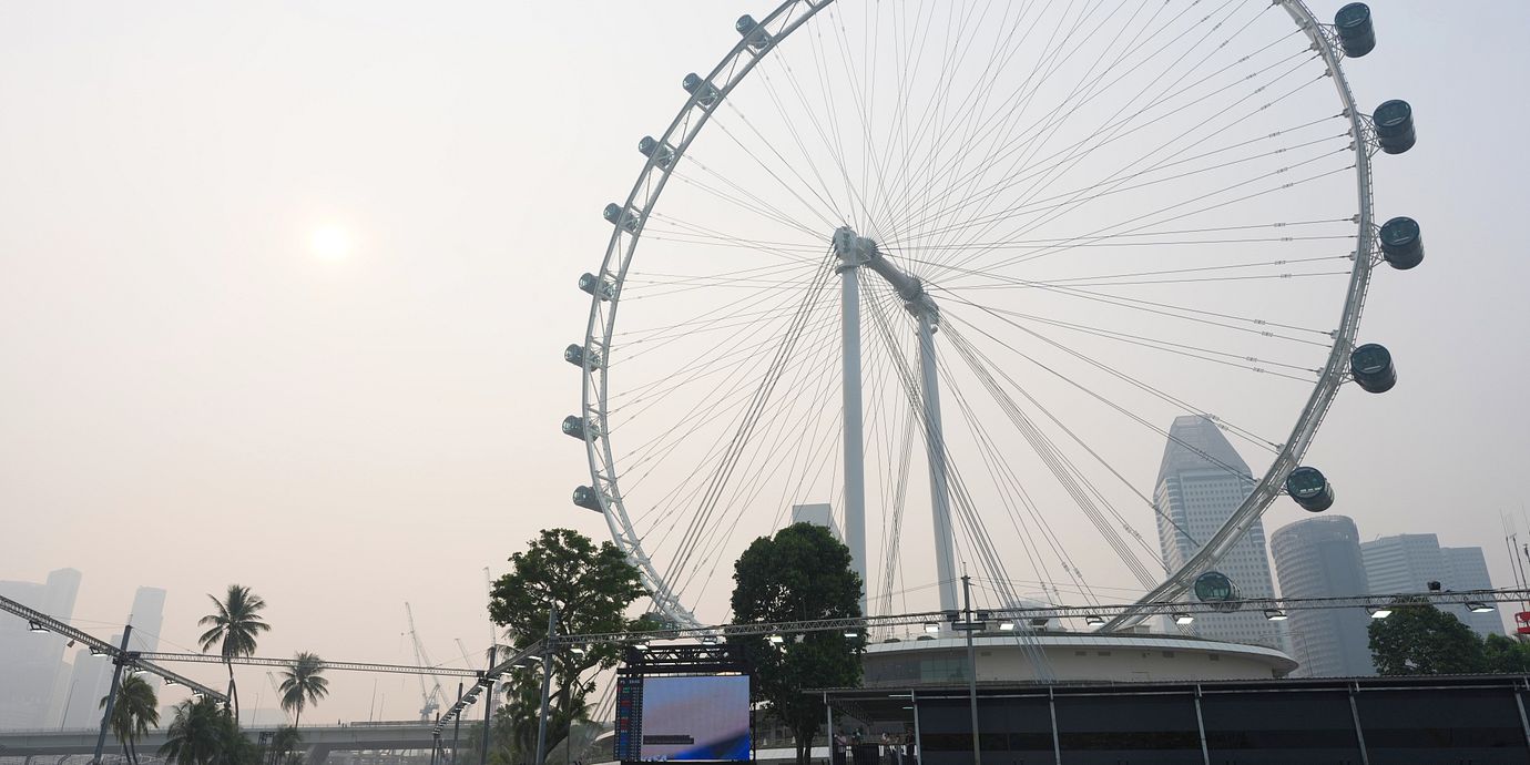 Diset från bränderna i Indonesien ligger över Singapore inför GP-helgen på Marina Bay. För första gången körs ett sprintlopp här.