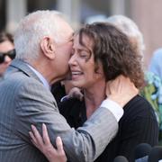 Bröderna Menéndez advokat Mark Geragos och deras kusin Anamaria Baralt efter omförhandlingsprövningen i LA, 13 maj. 
