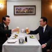 Sydkoreas president Yoon Suk-Yeol och Japans premiärminister Fumio Kishida i Tokyo. 