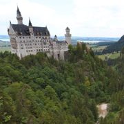 Slottet Neuschwanstein. Kring slottet finns stup och raviner, skylten varnar för en sådan. 