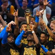 Shai Gilgeous-Alexander, i mitten, firar efter nattens seger. 