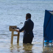 Tuvalu/Landets utrikesminister Simon Kofe fick stor uppmärksamhet när han talade i havet under COP26 2021.